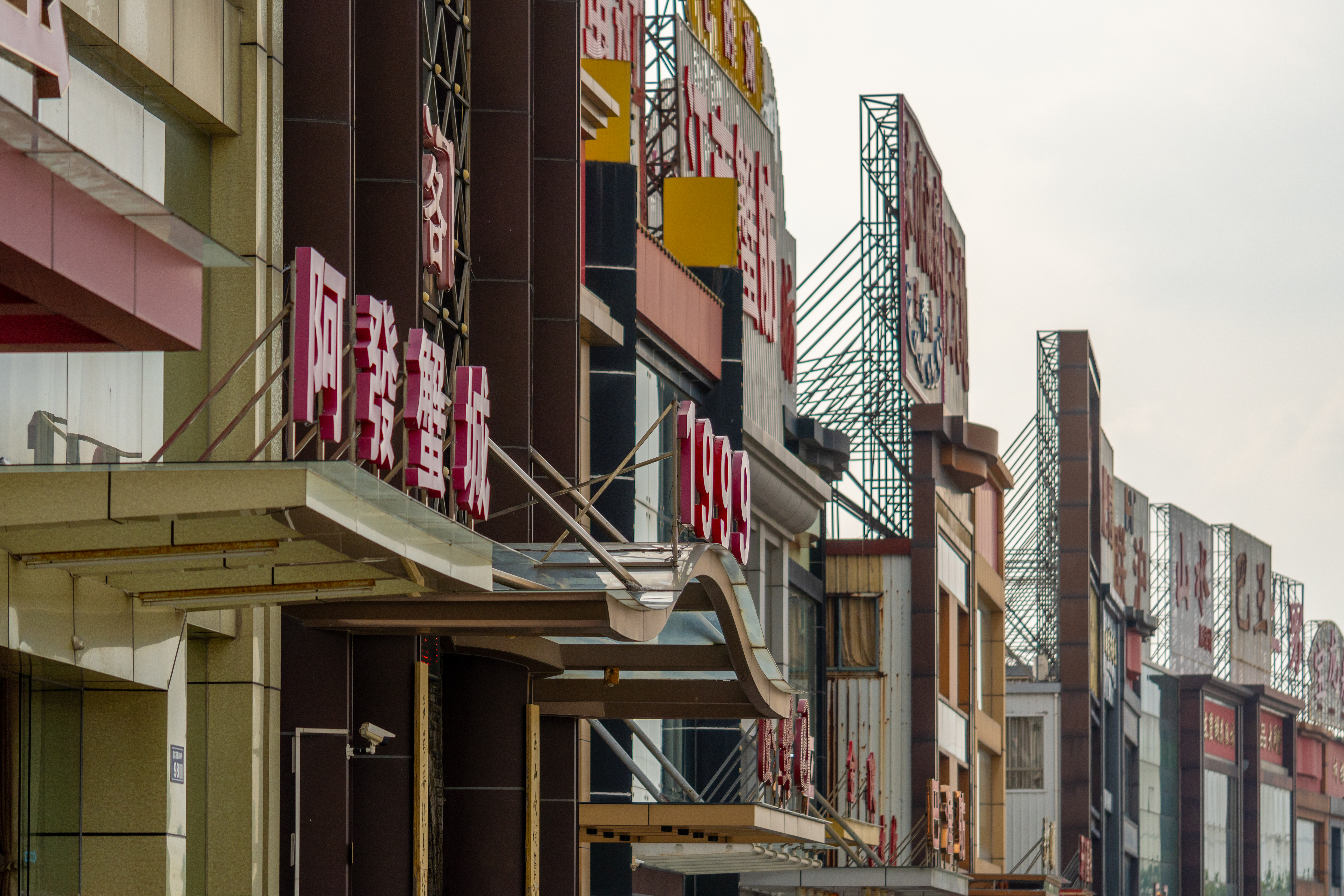 Businesses farm crabs and serve them in market restaurants