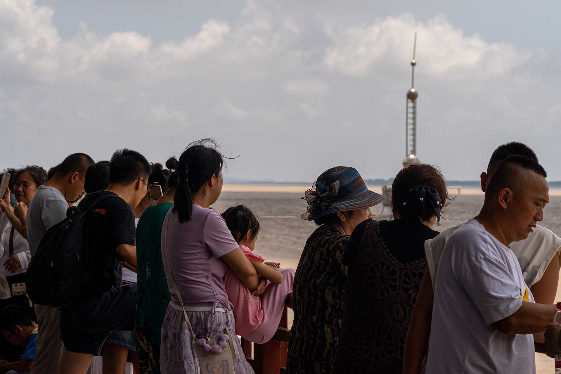Tourits waiting for the tide bore